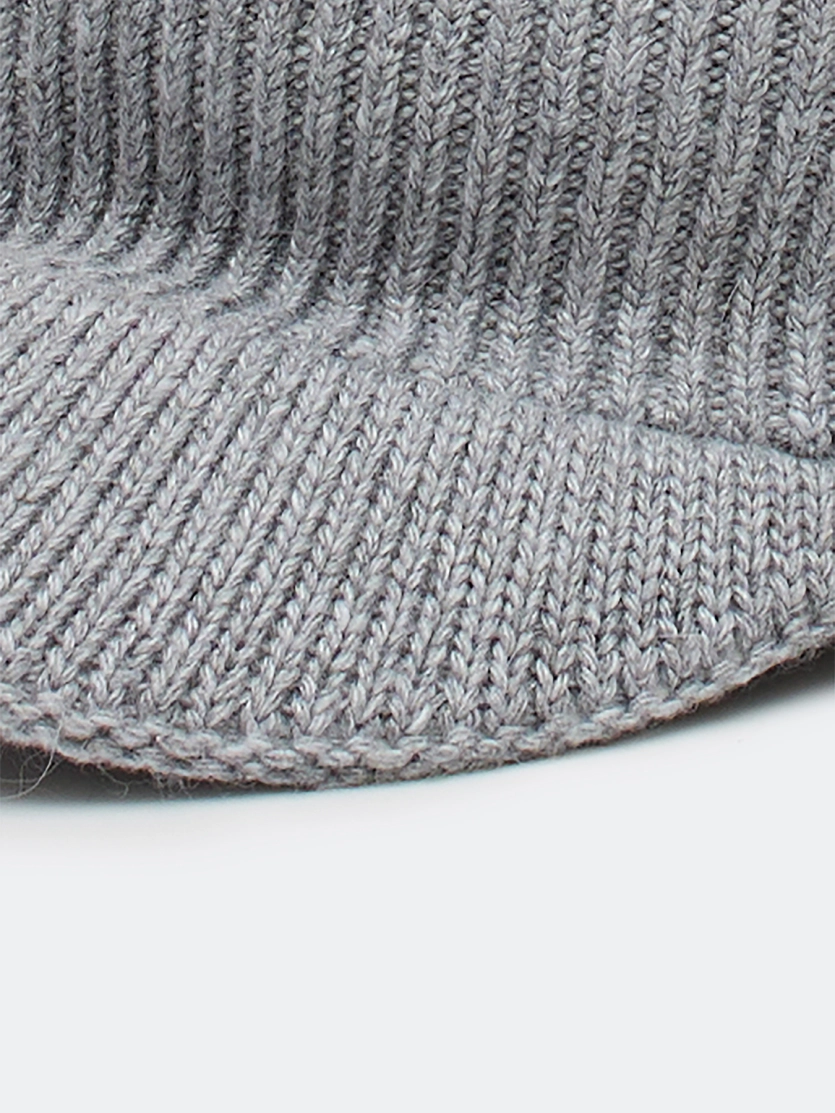 Вязаная кепка с козырьком 