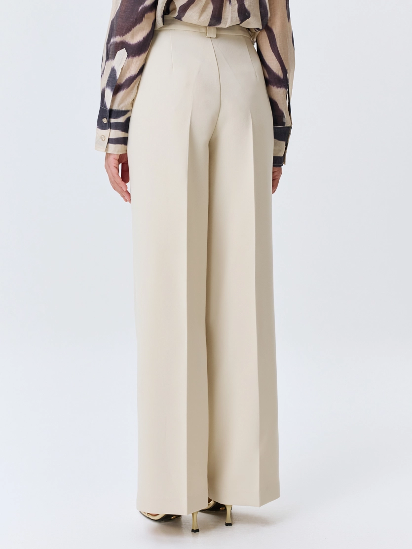 Широкие брюки с мягкими стрелками