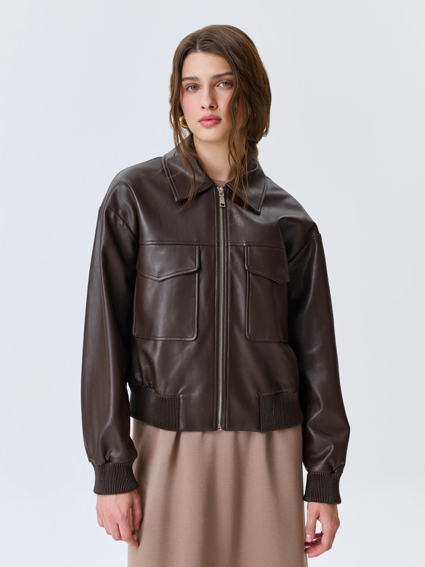 Бомбер из эко кожи с накладными карманами