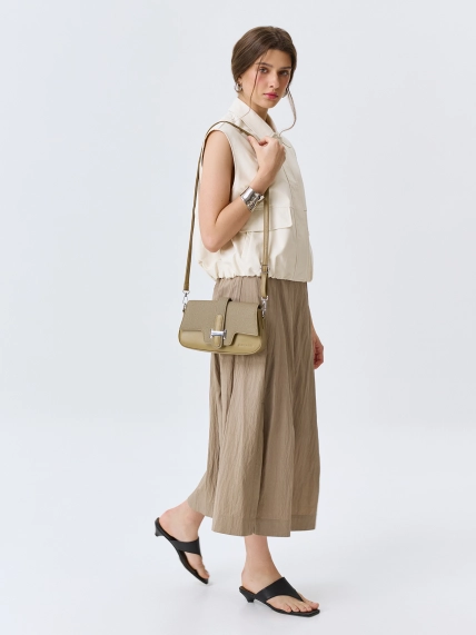 Сумка кроссбоди с акцентной пряжкой