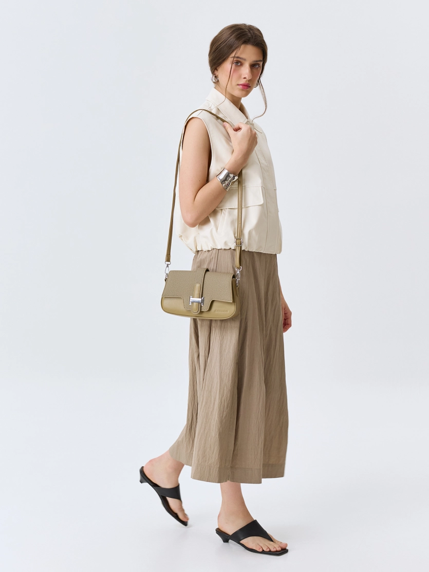 Сумка кроссбоди с акцентной пряжкой