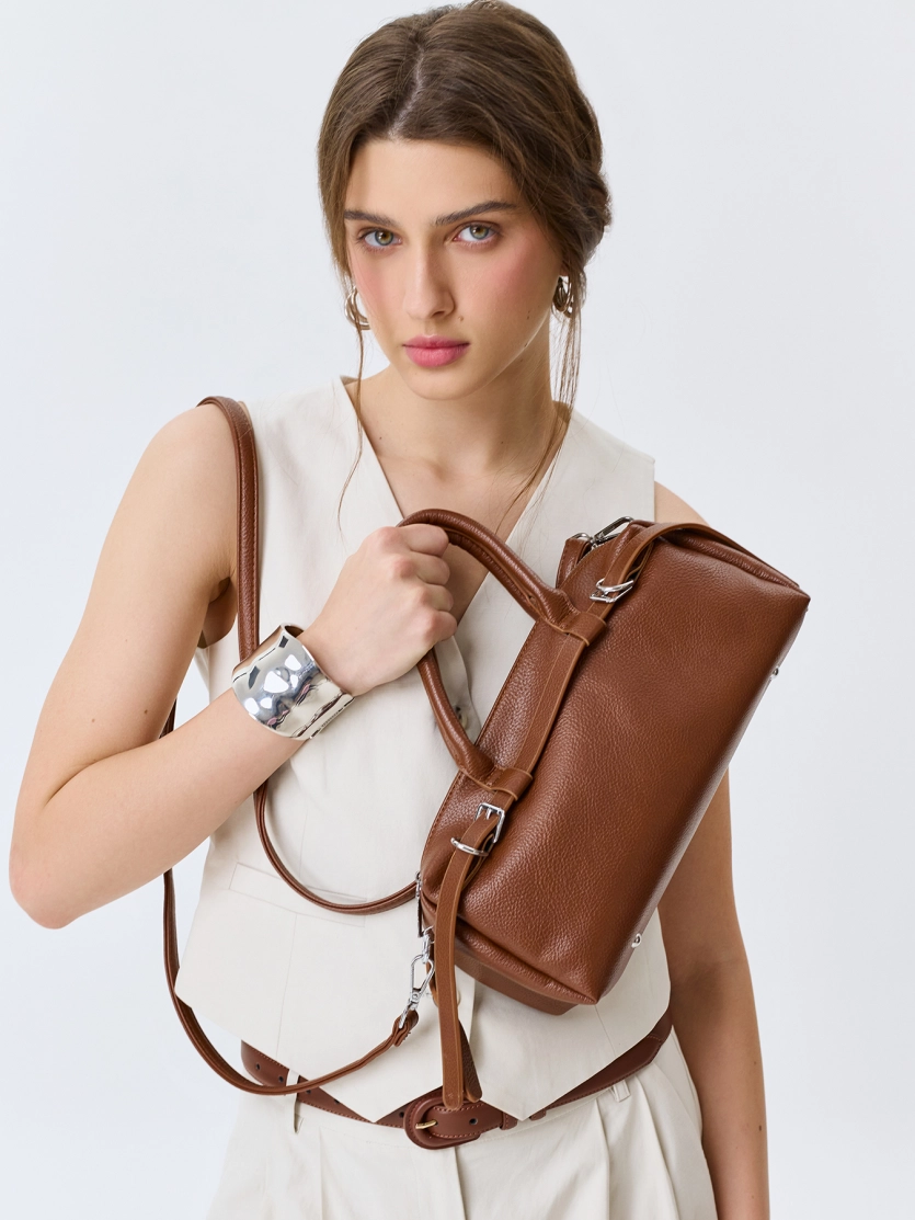 Сумка-багет с декоративными ремешками