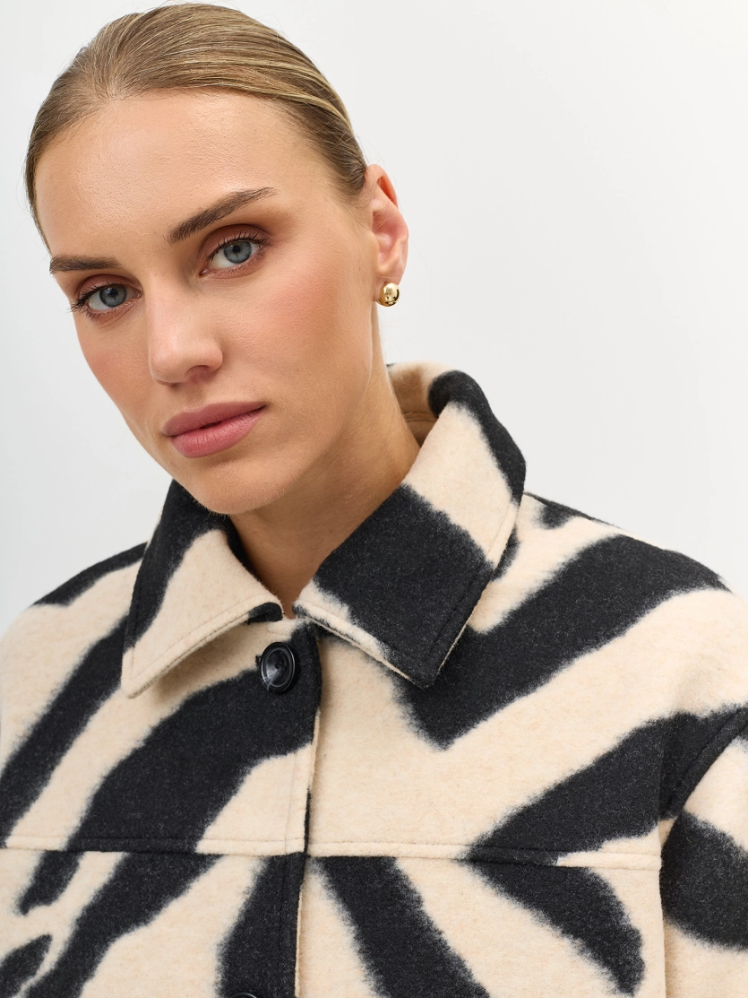 Укороченное пальто с анималистичным принтом