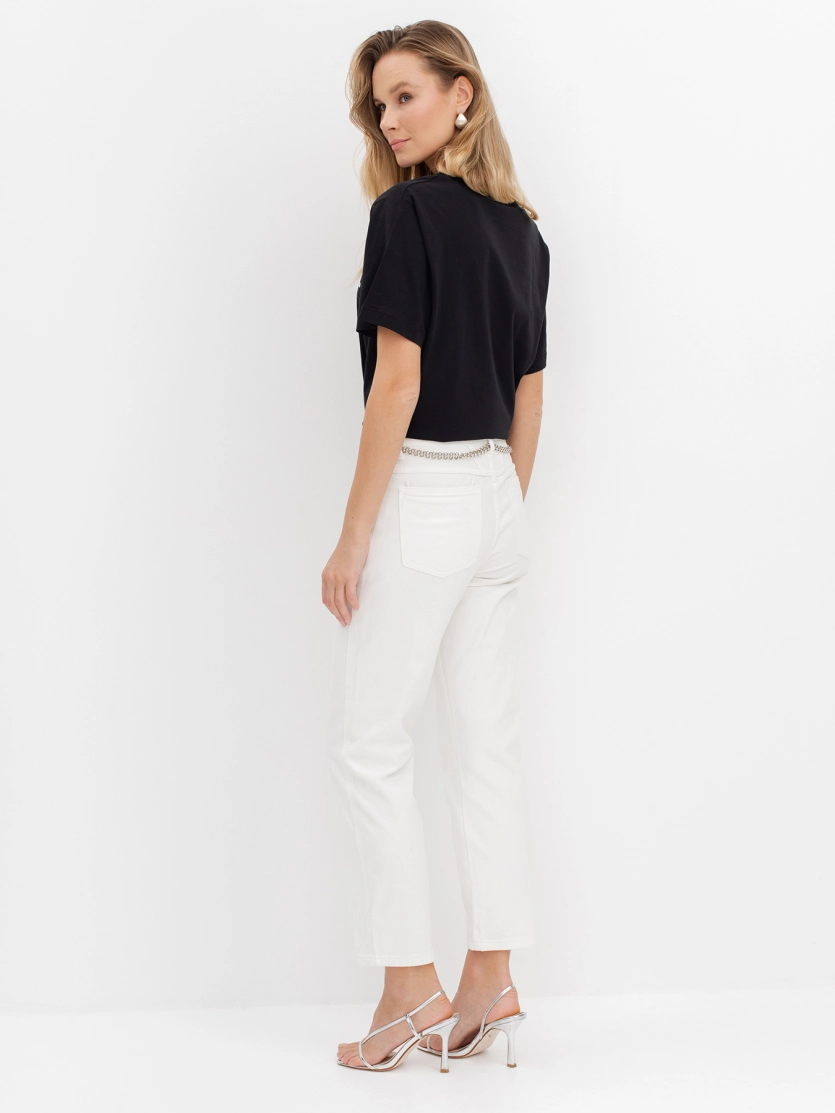 Белые джинсы с кокеткой и вышивкой на задних карманах
