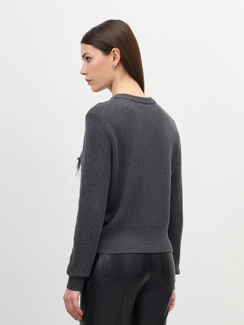 Вязаный кардиган с декоративными перьями и кристаллами