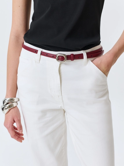 Тонкий кожаный ремень с акцентной пряжкой
