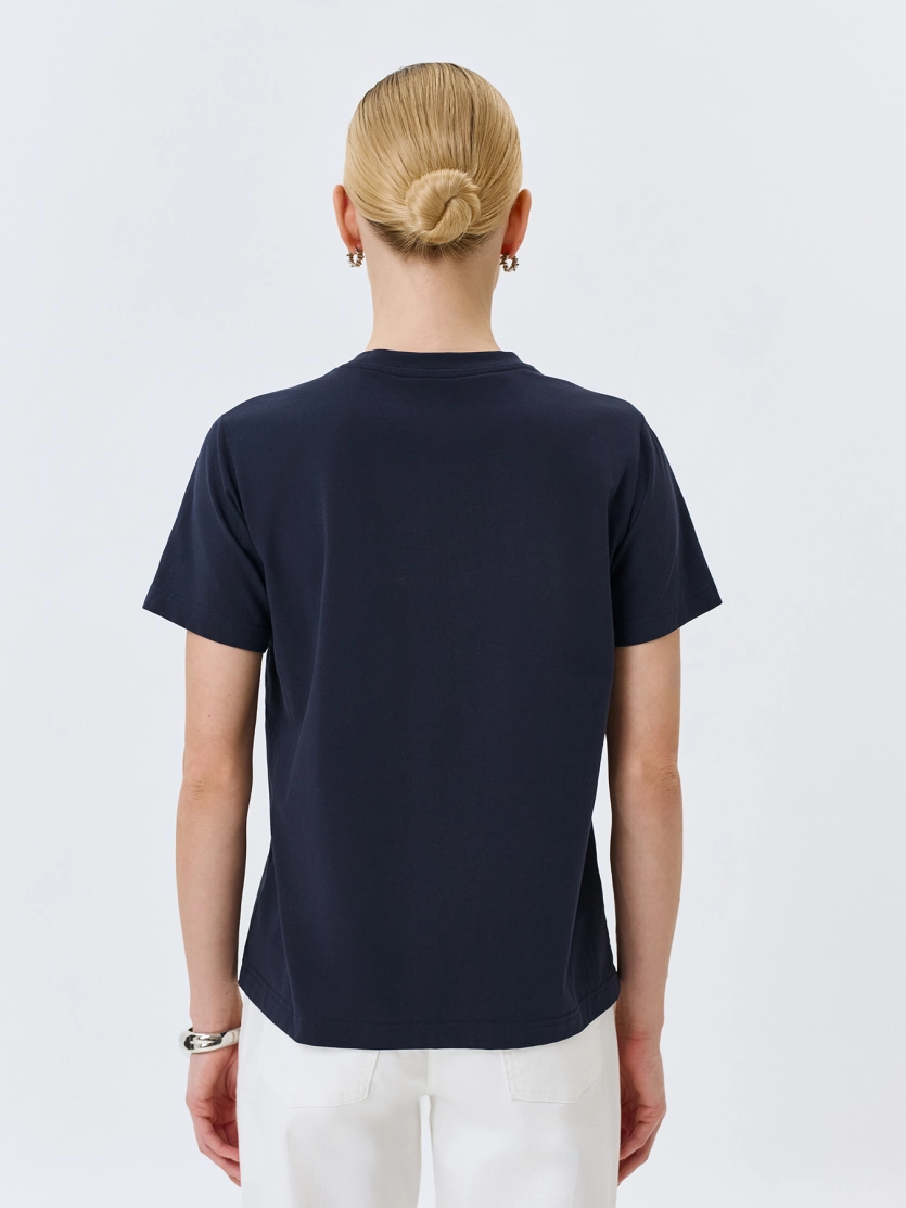 Футболка с деликатным принтом 