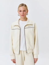 Трикотажный бомбер в спортивном стиле