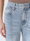 Джинсы bootcut с
акцентными стрелками