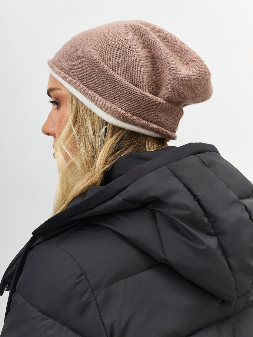 Тонкая шапка с контрастной отделкой