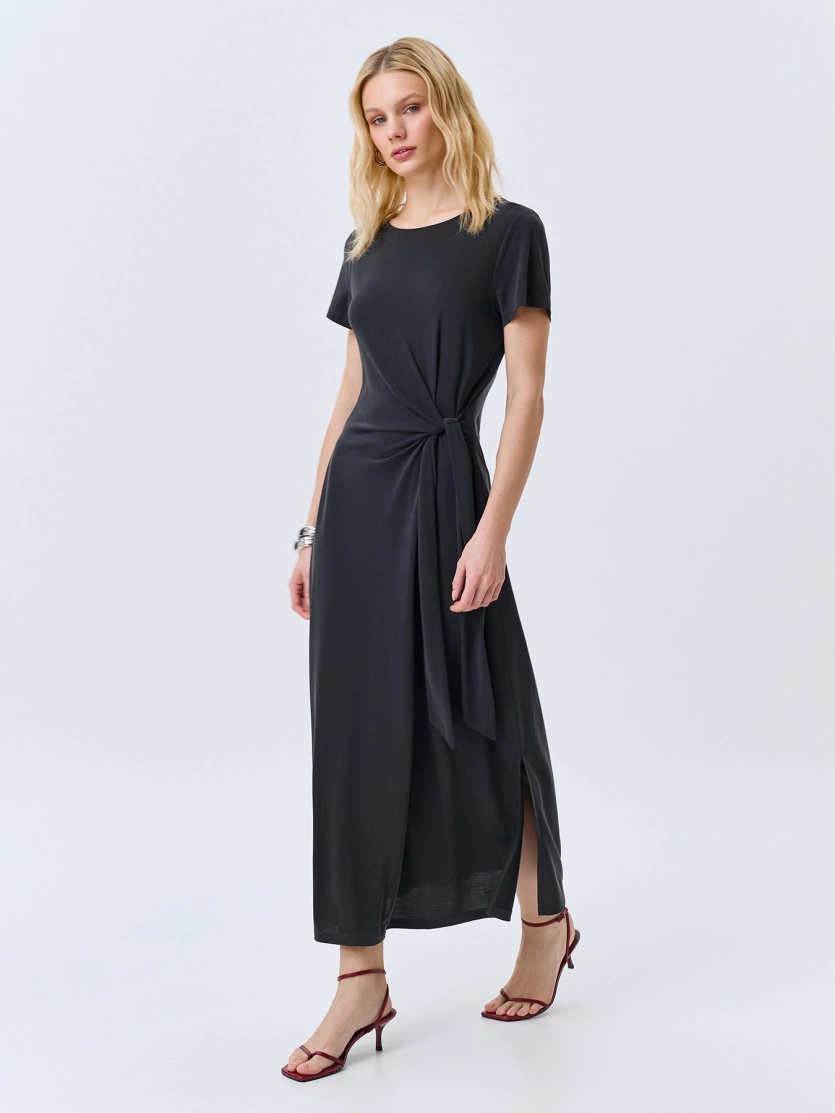 Элегантное платье с акцентной драпировкой