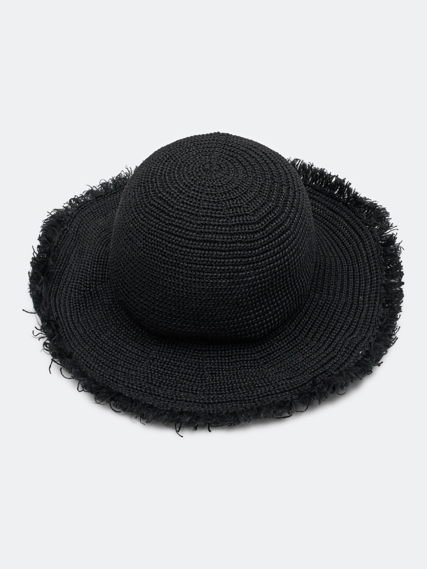 Летняя шляпа с широкими полями