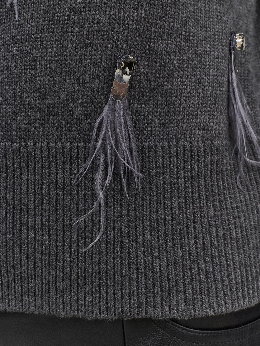 Вязаный кардиган с декоративными перьями и кристаллами