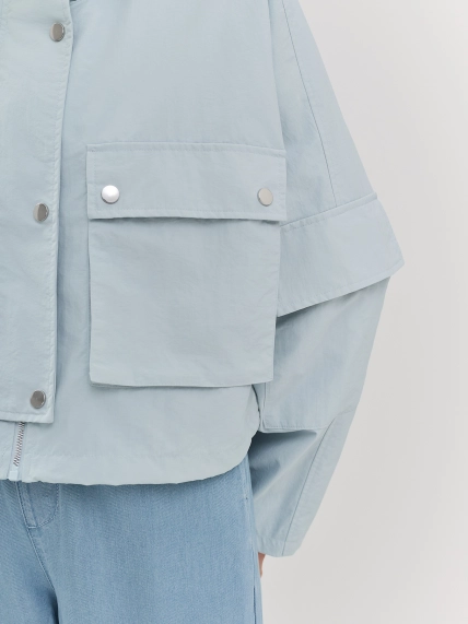 Укороченная ветровка с капюшоном