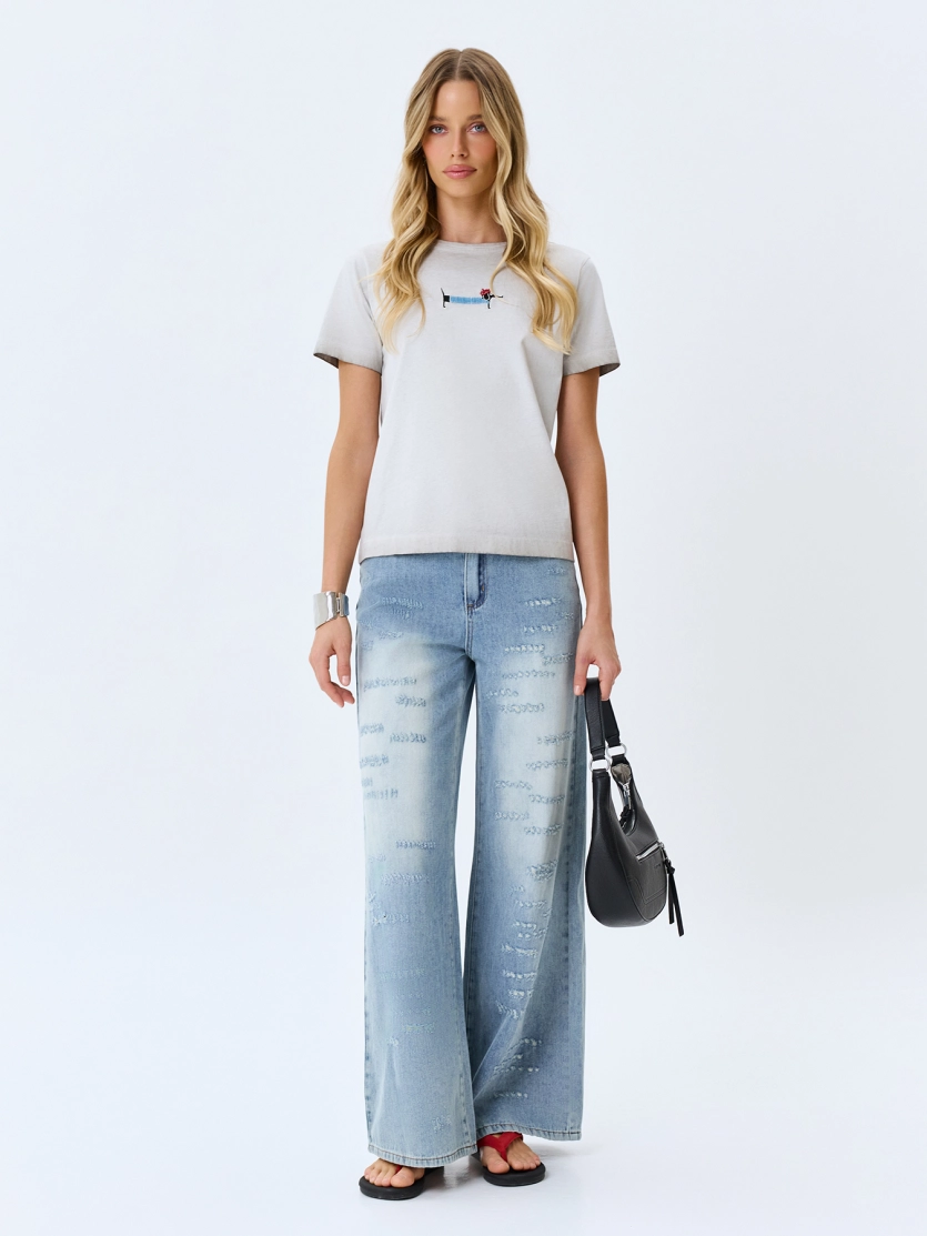 Футболка с яркой вышивкой