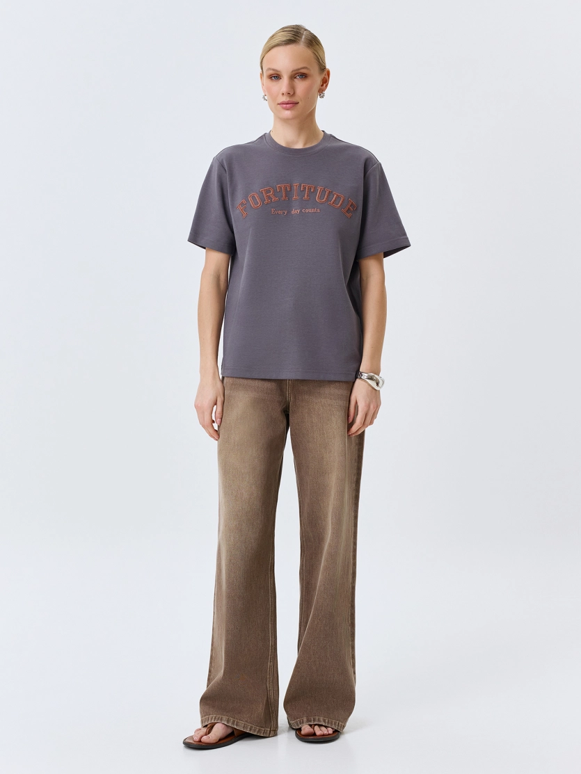 Прямая футболка в стиле "College"