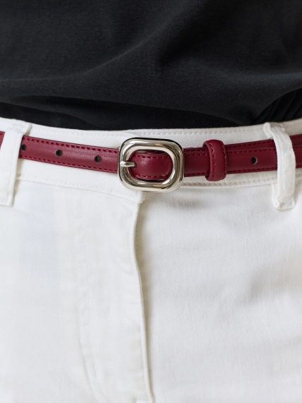 Тонкий кожаный ремень с акцентной пряжкой