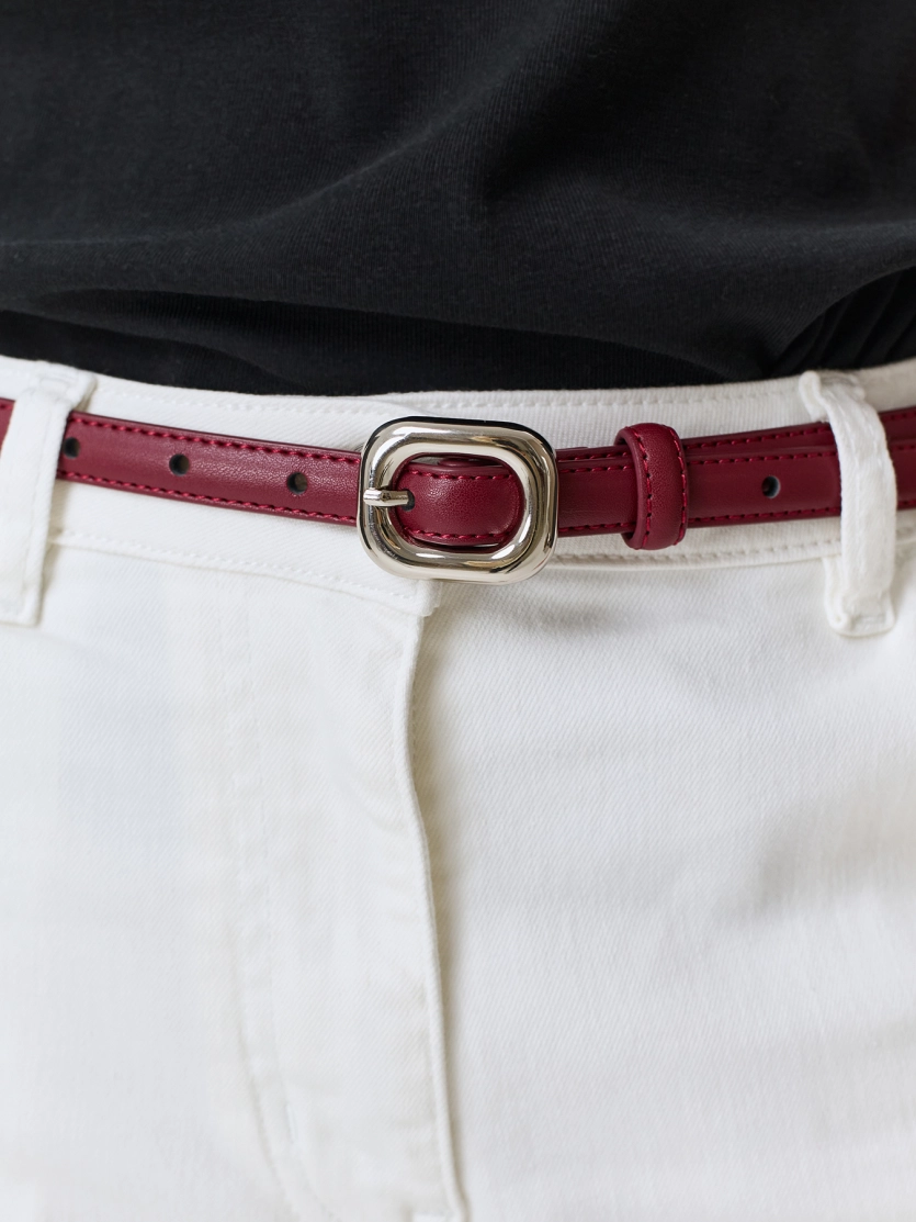 Тонкий кожаный ремень с акцентной пряжкой