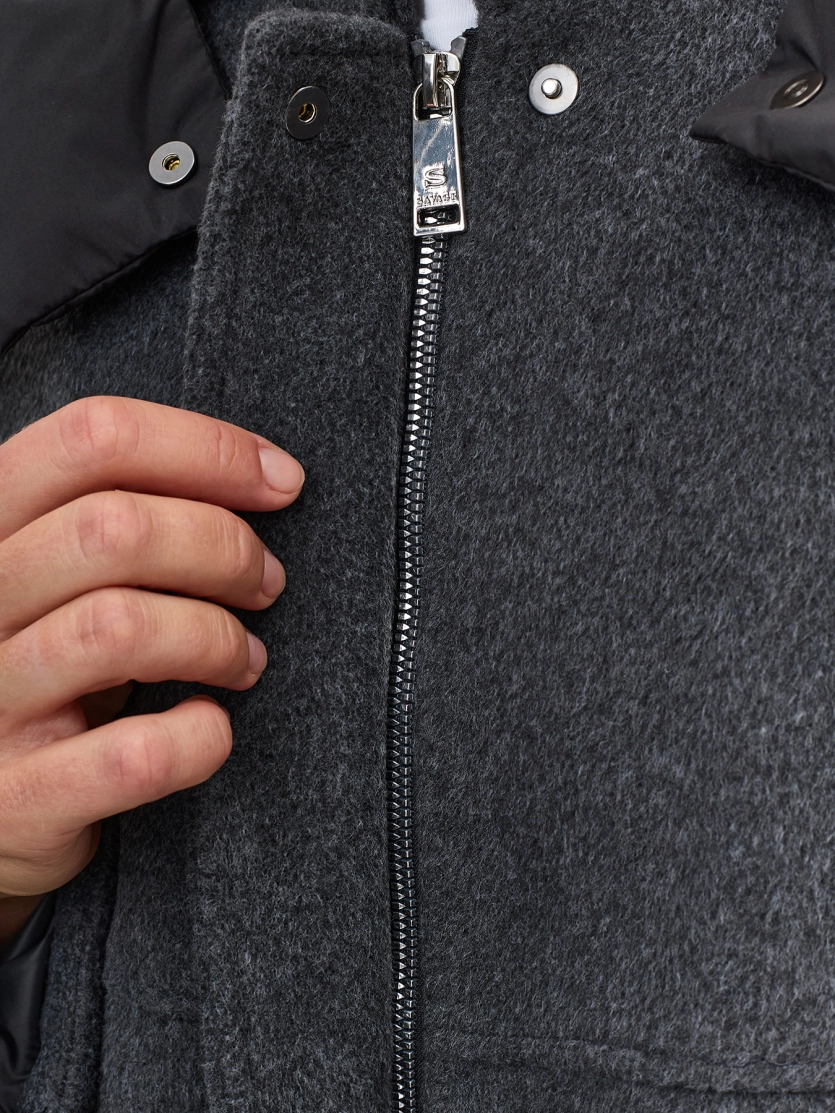 Укороченная куртка с акцентным капюшоном