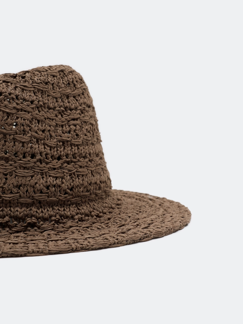 Плетеная шляпа с прямыми полями
