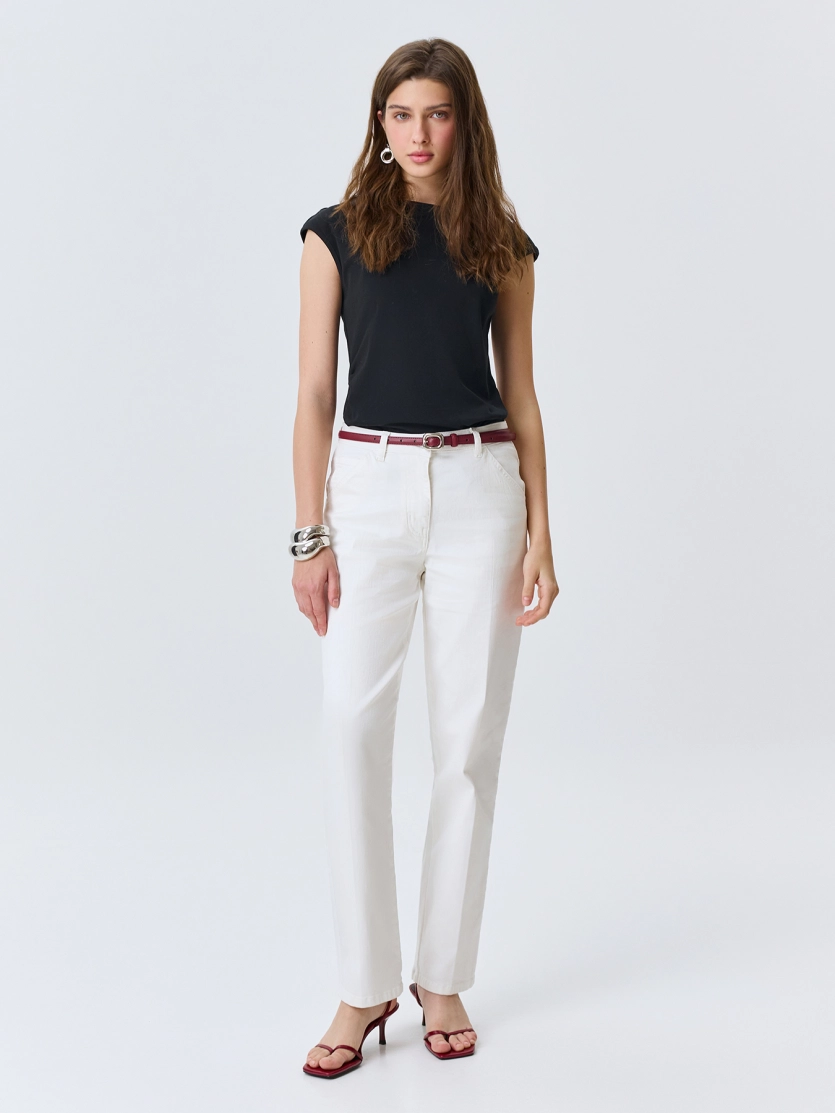 Тонкий кожаный ремень с акцентной пряжкой