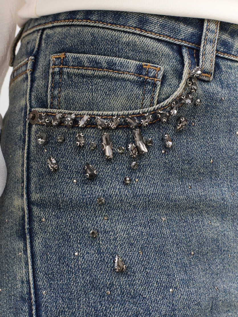 Джинсы с декором из мерцающих страз