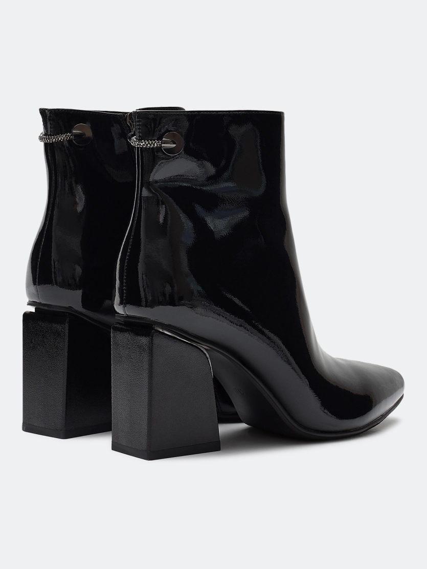 Ботильоны из лаковой кожи