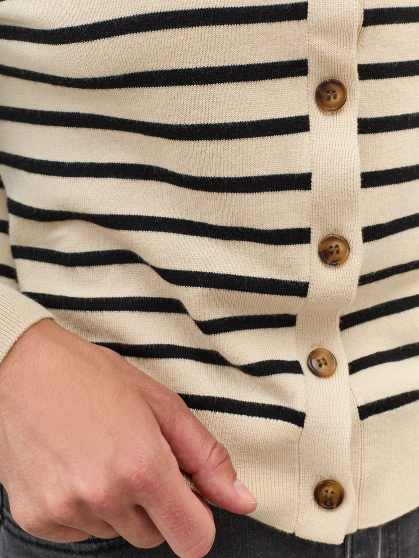 Вязаный кардиган в тонкую полоску