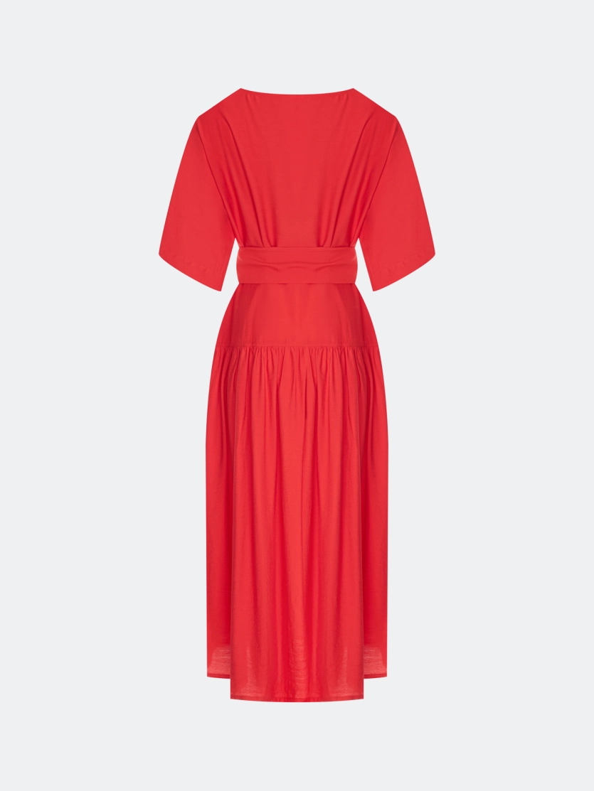 Платье из тенселя с акцентным поясом