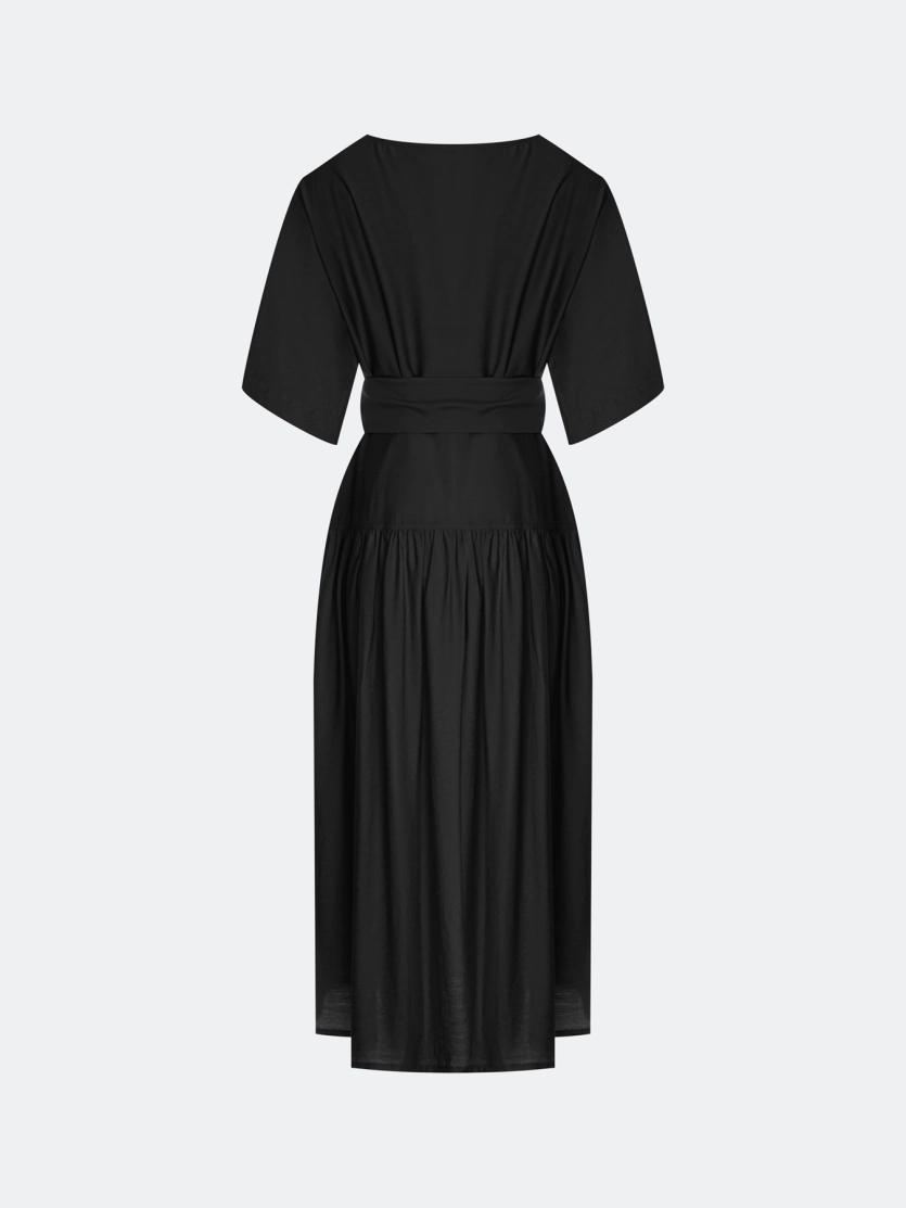 Платье из тенселя с акцентным поясом