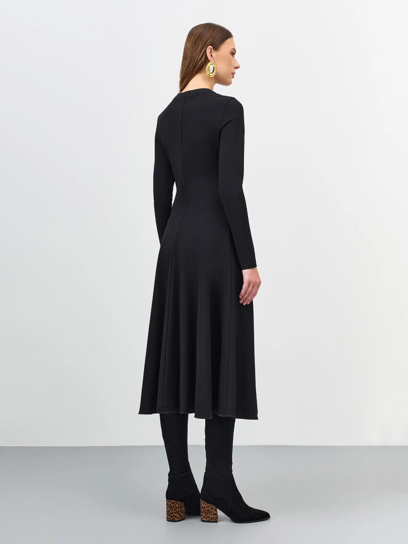 Приталенное трикотажное платье