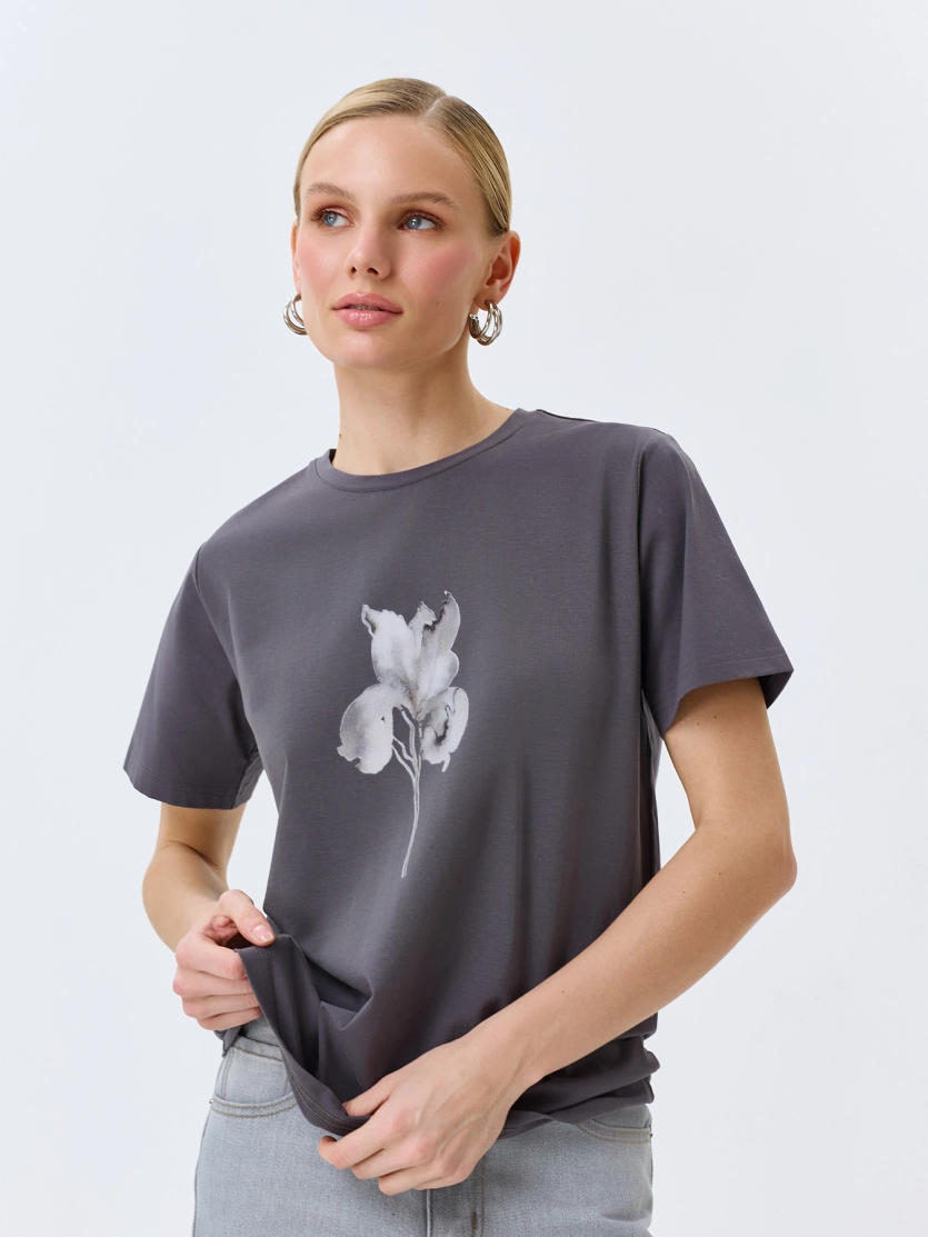 Футболка с флоральным принтом