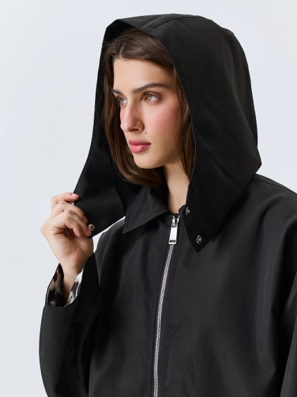 Ветровка с яркой подкладкой