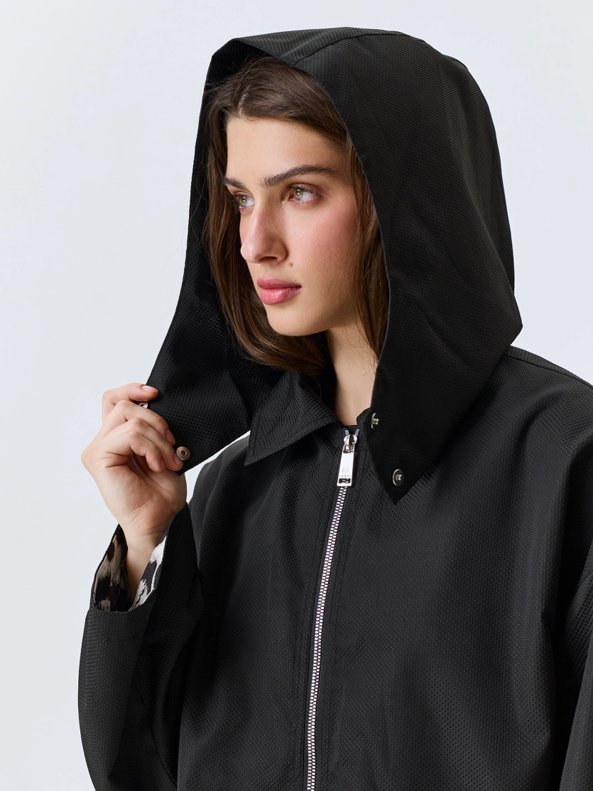 Ветровка с яркой подкладкой