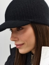 Вязаная кепка с козырьком 