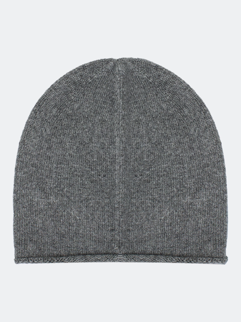 Шапка с минималистичным декором