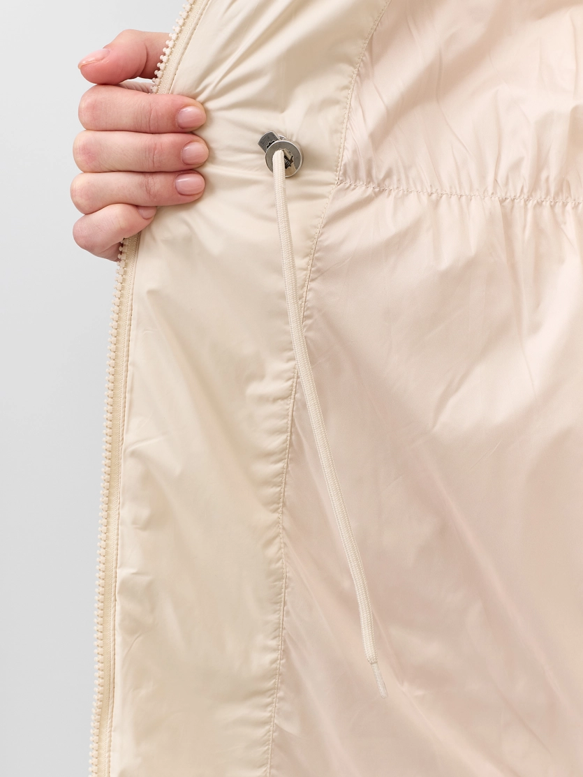 Легкое пальто с акцентным воротником