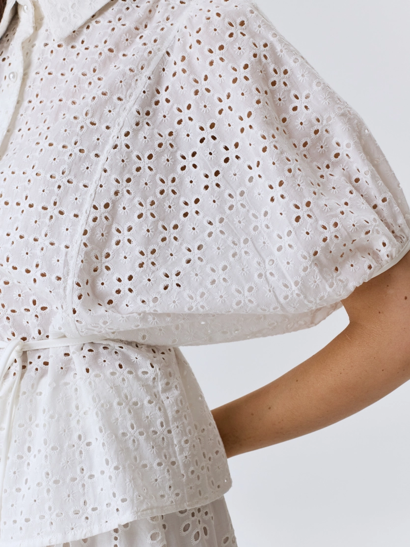 Ажурная блузка с объемными рукавами