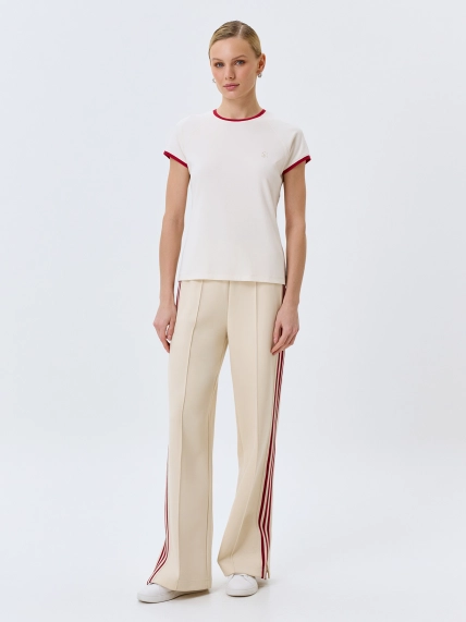 Приталенная футболка с контрастным рибом