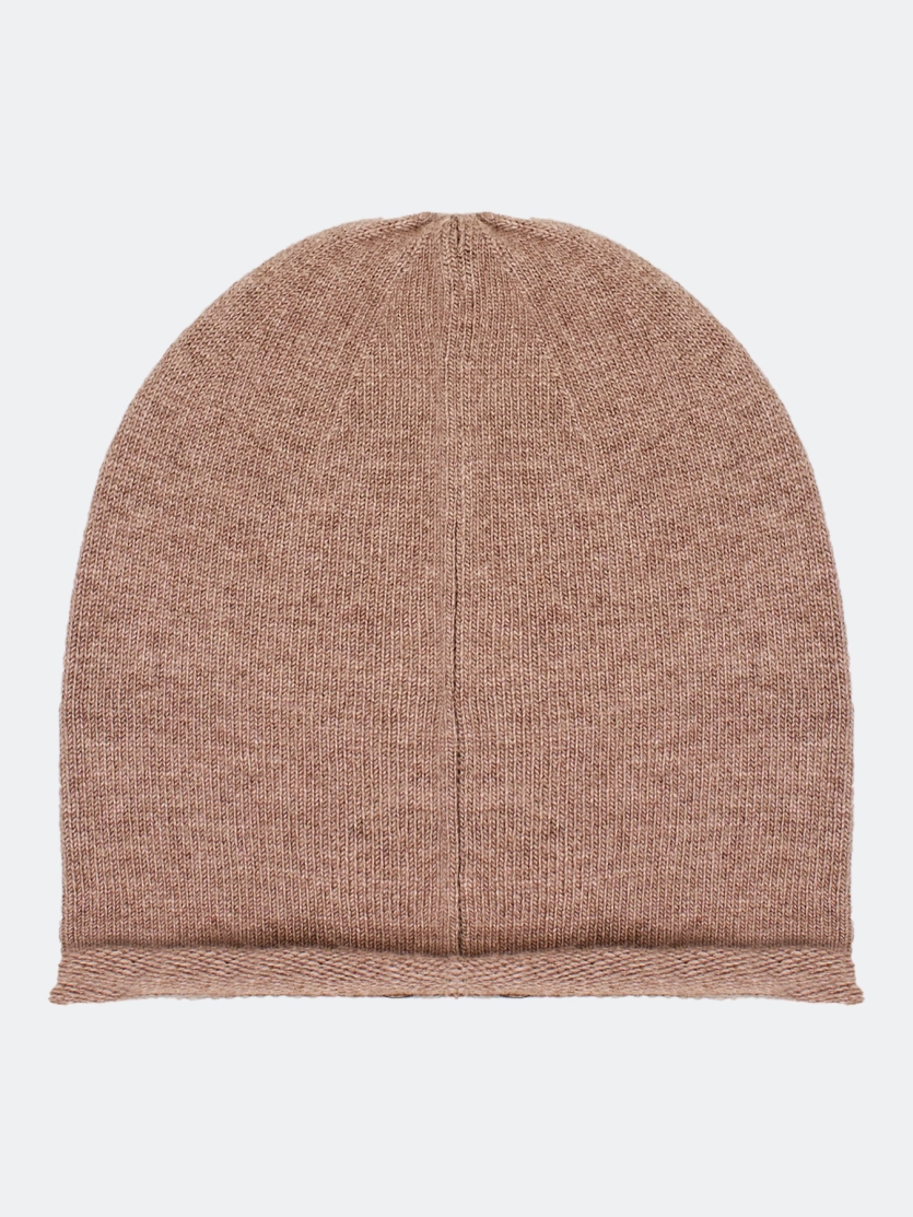 Тонкая шапка с контрастной отделкой