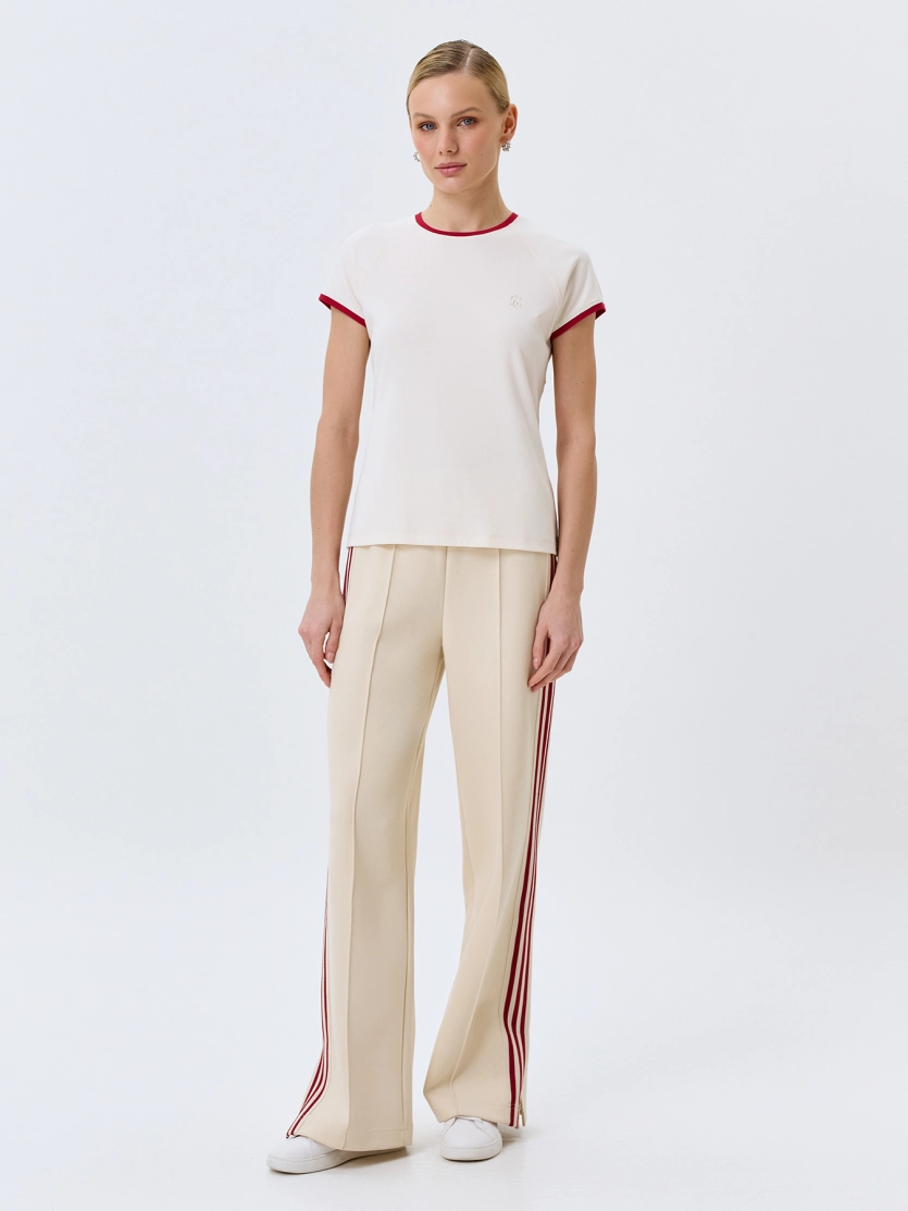 Приталенная футболка с контрастным рибом