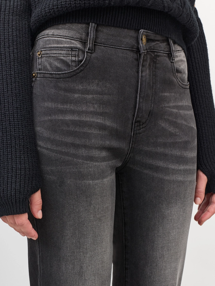 Джинсы с деликатной варкой и бахромой 