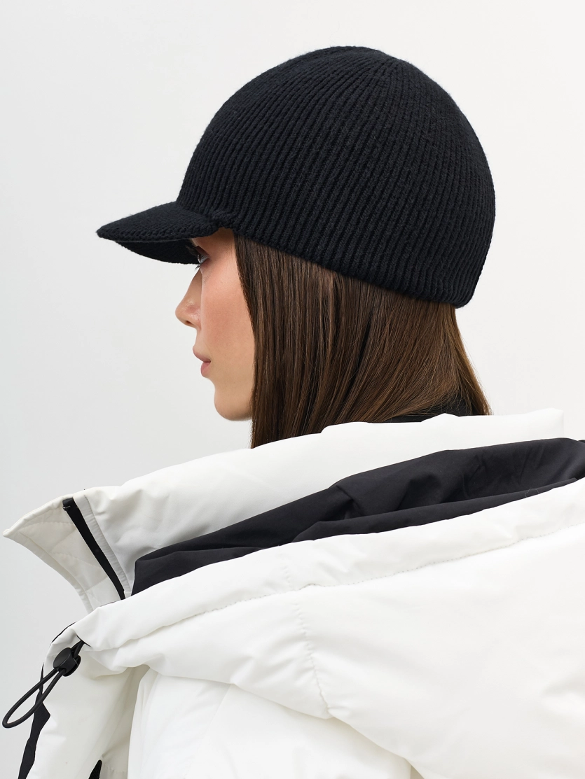 Вязаная кепка с козырьком 