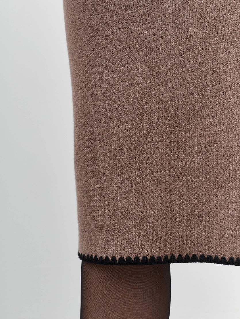 Юбка-карандаш с контрастным кантом