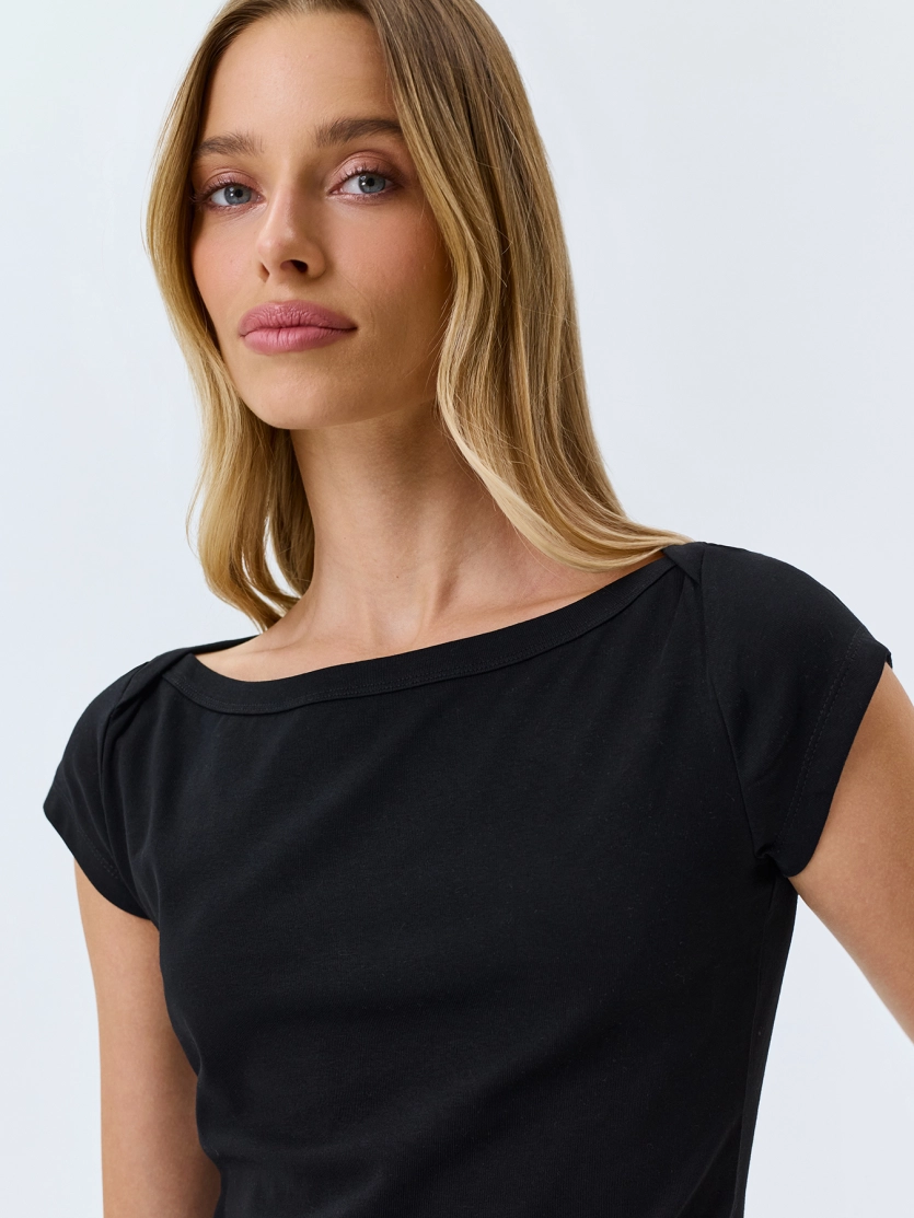 Базовая приталенная футболка