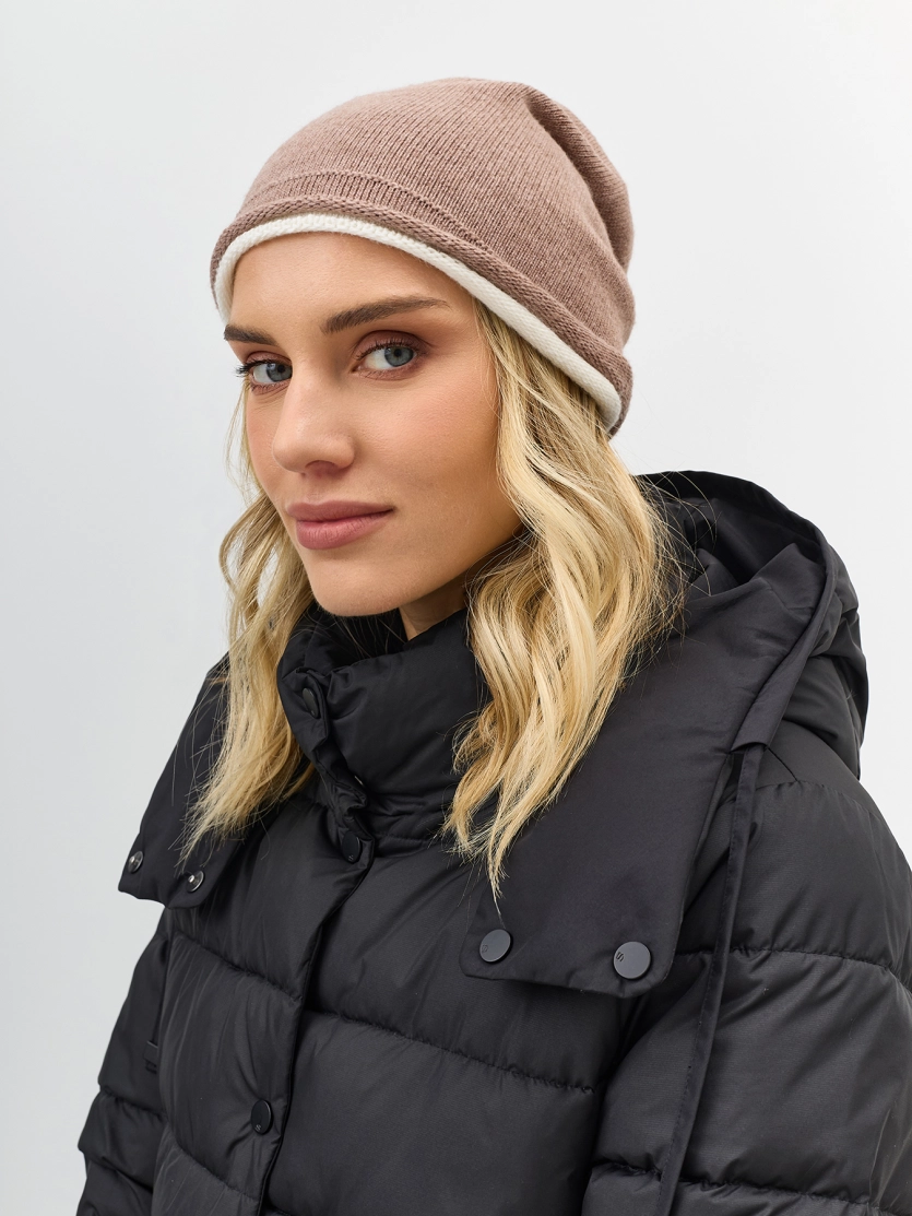 Тонкая шапка с контрастной отделкой