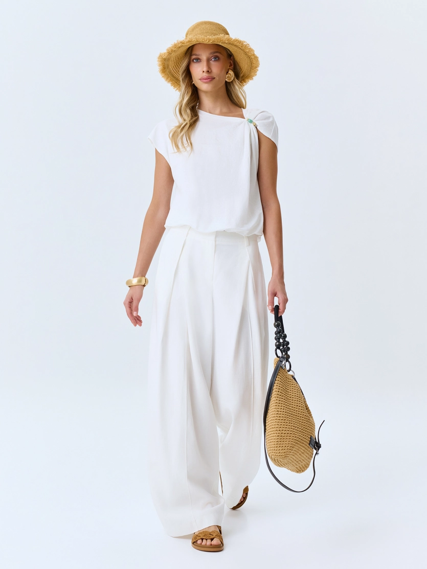 Топ с асимметричным декором