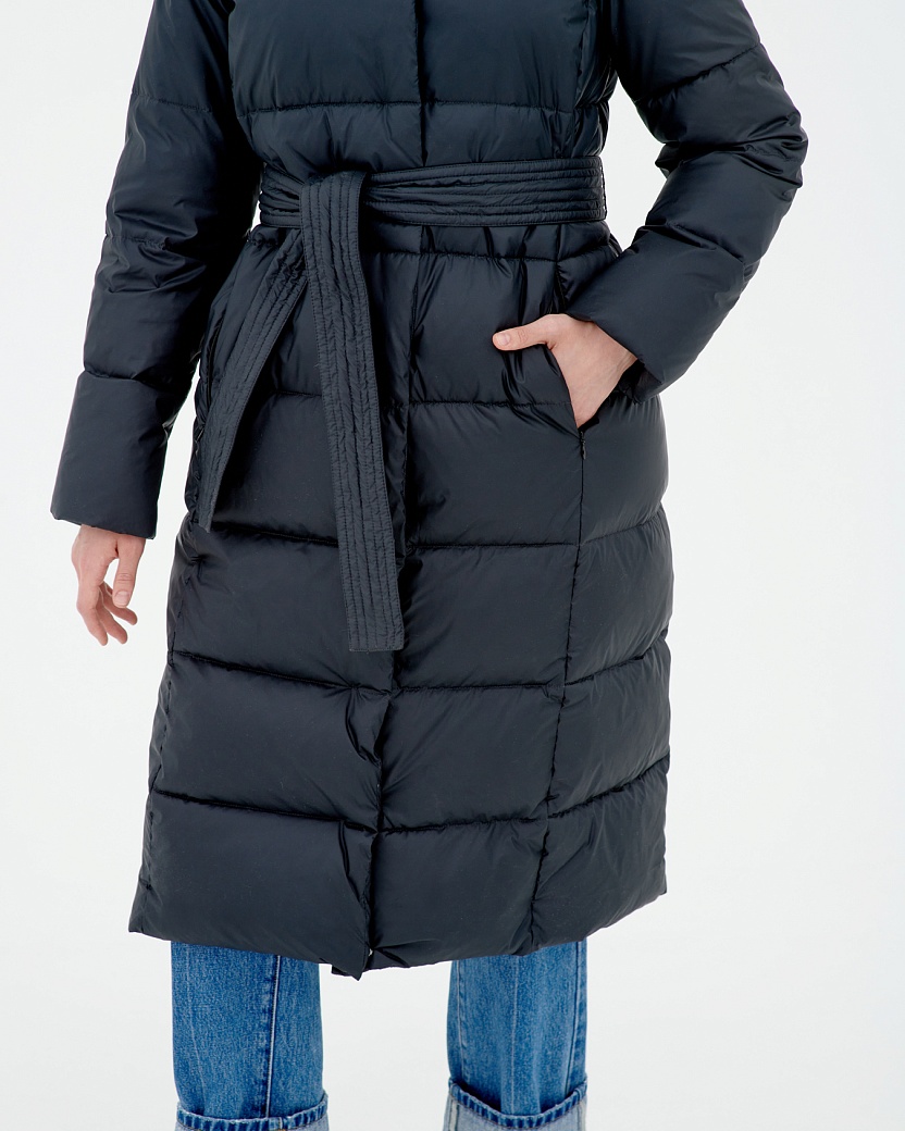 Удлинённое пальто-пуховик с поясом
