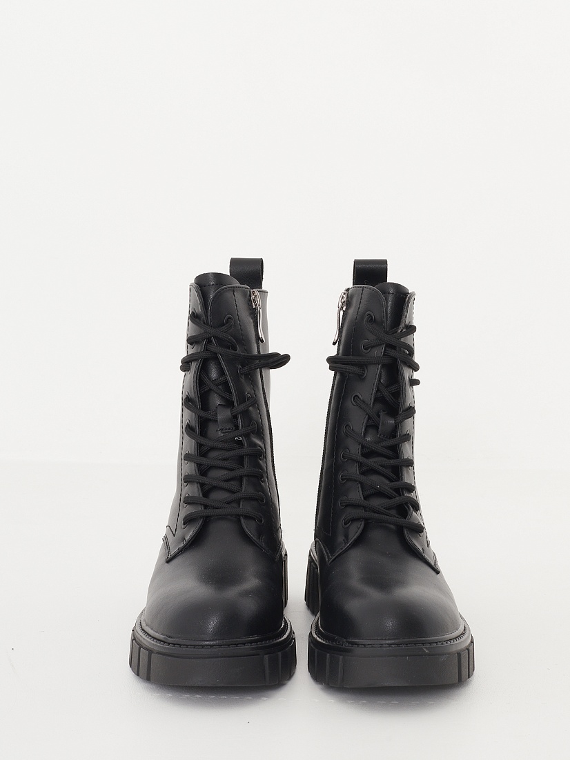 Черные ботинки из кожи на рифленой подошве